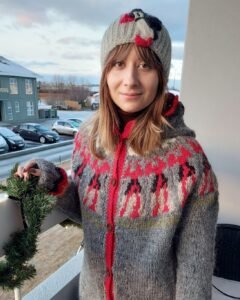 Icelandic wool sweater with hood