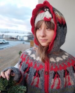 Icelandic wool sweater with hood