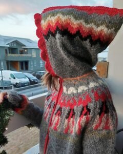 Icelandic wool sweater with hood